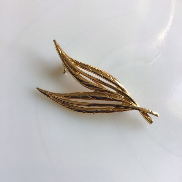 Vintage Gold Tone Double Leaf Brooch - Picture 1 of 3